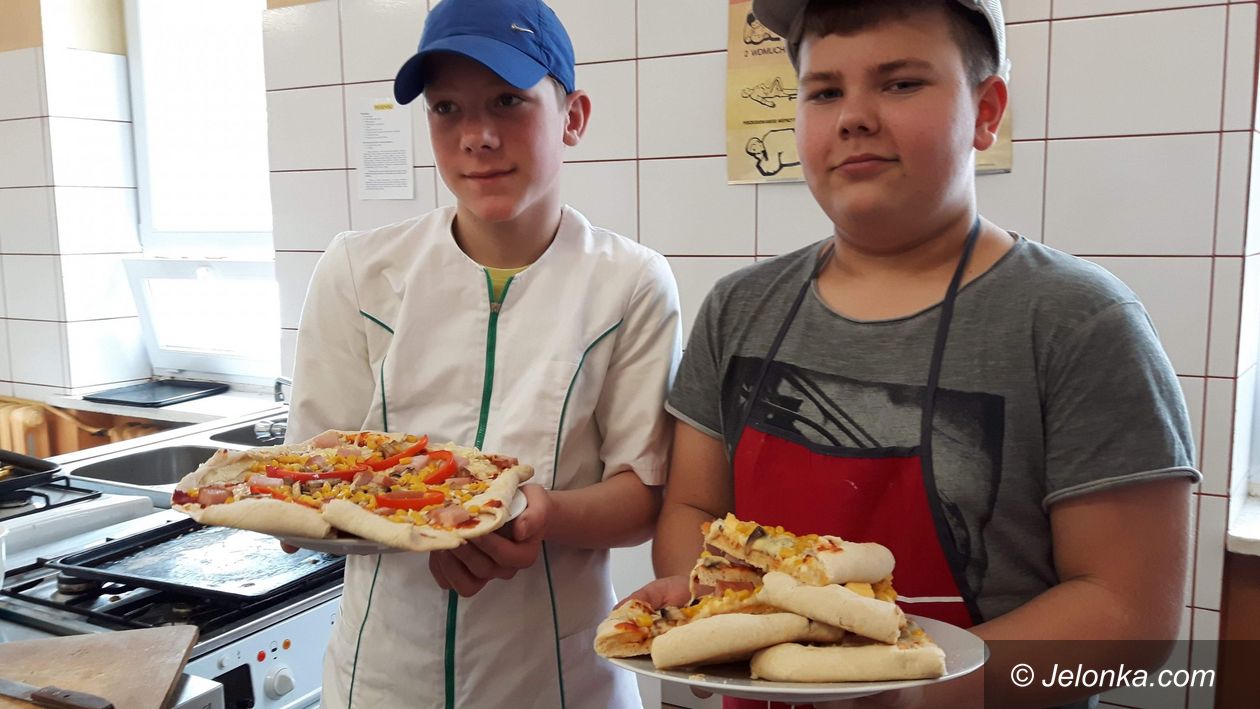 Jelenia Góra: Uczniowie z „15” byli w gościnie w ZSPUiBS i gotowali