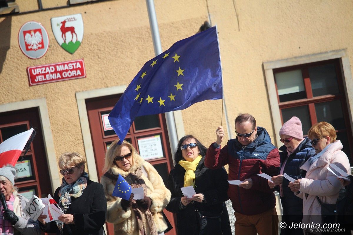 Jelenia Góra: „Oda do radości” w wykonaniu KOD–u