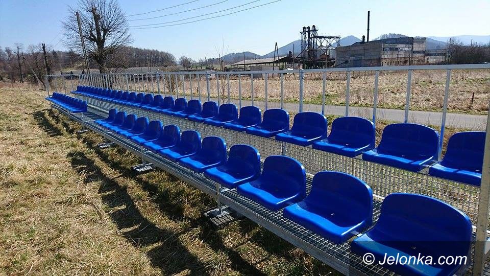 Region: Nowa trybuna przy boisku w Wojanowie