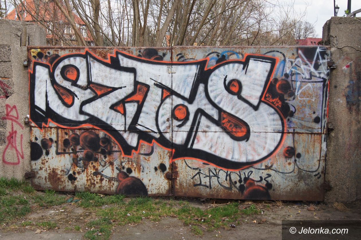 Jelenia Góra: Co jest za tą „żelazną kurtyną” (bramą)?