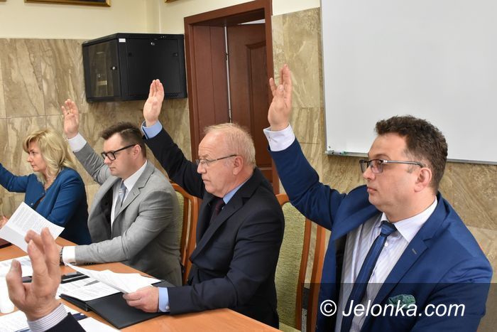 Jelenia Góra: Żółta kartka od radnych dla zarządu powiatu