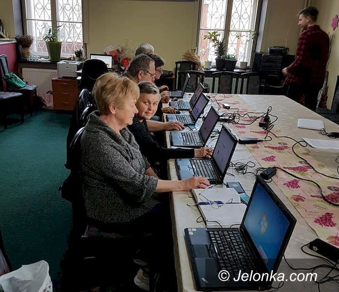 Mysłakowice: Seniorzy za pan brat z komputerem