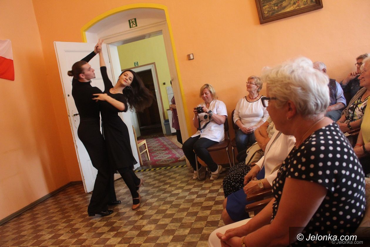 Jelenia Góra: Młodzież seniorom