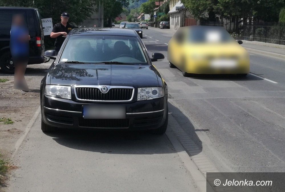 Jelenia Góra: Zaparkował na chodniku!