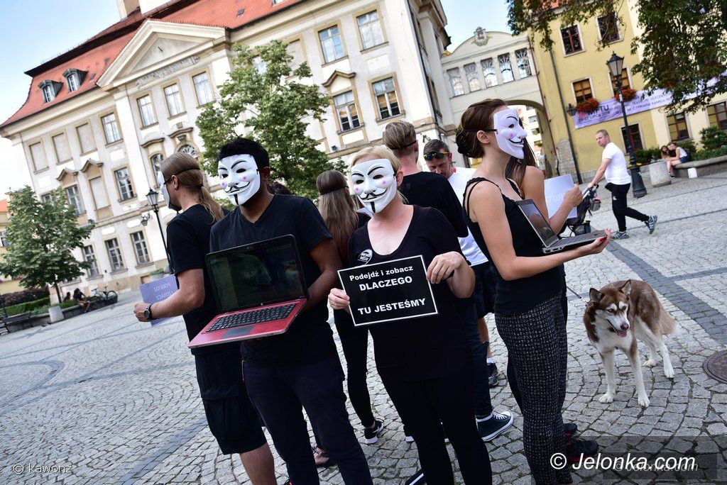 Jelenia Góra: "Sześcian Prawdy"  pod Ratuszem