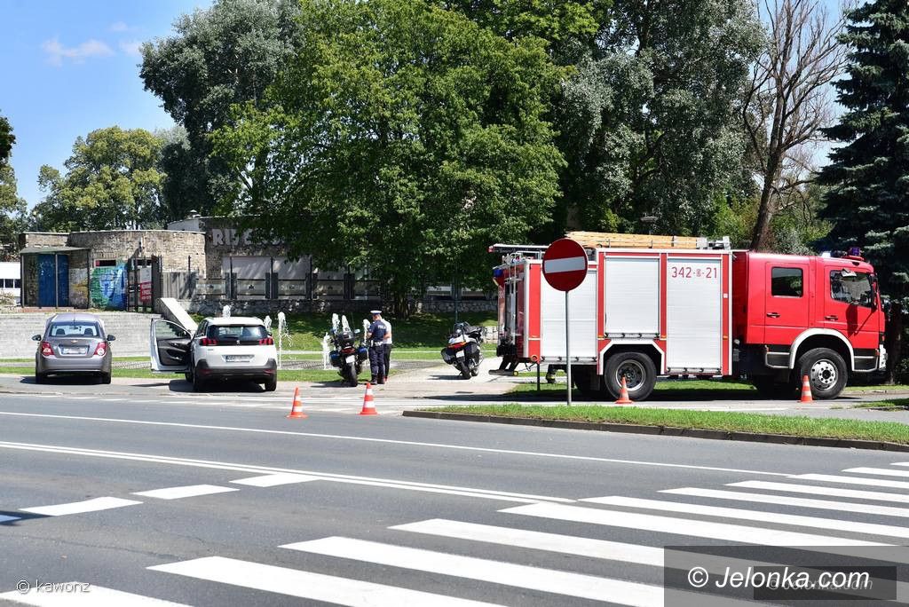 Jelenia Góra: Zderzenie dwóch aut przy fontannach