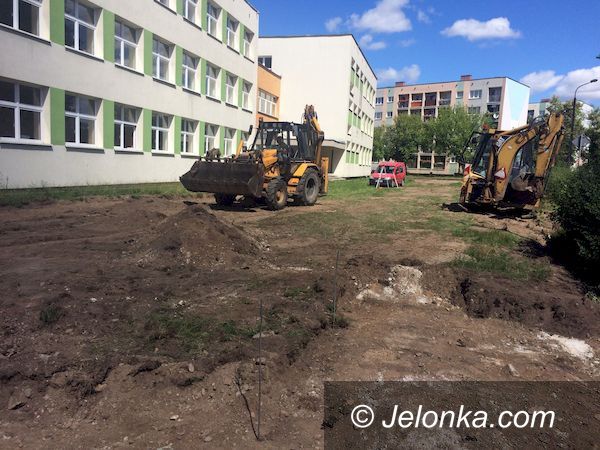 Jelenia Góra: Rodzice muszą malować klasy?