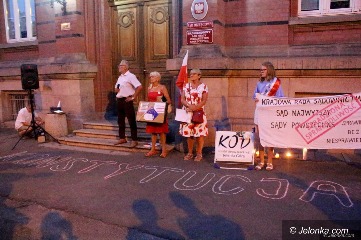 Jelenia Góra: KOD nadal protestuje
