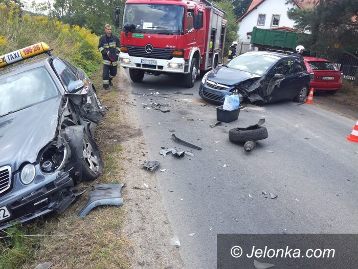Jeżów Sudecki: Kolizja opla z mercedesem w Siedlęcinie