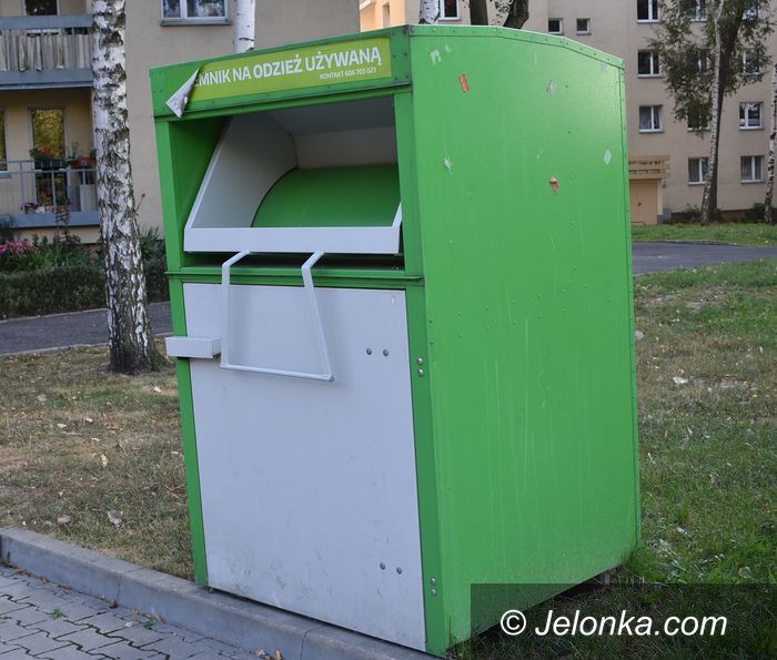 Jelenia Góra: Opuszczone kontenery na używane ubrania