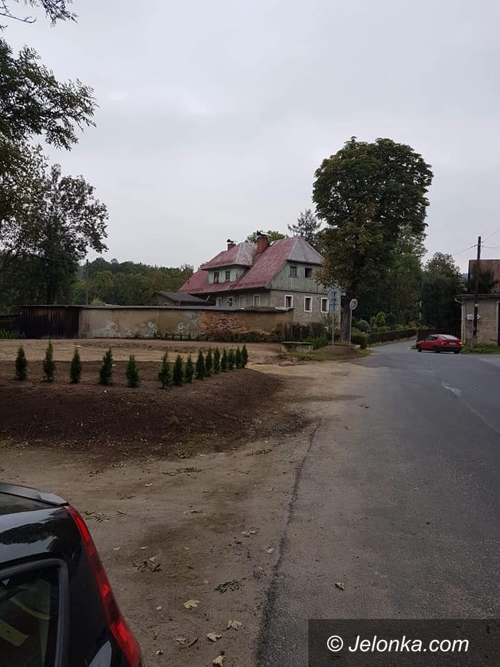 Mysłakowice: Upiększają teren przy remizie