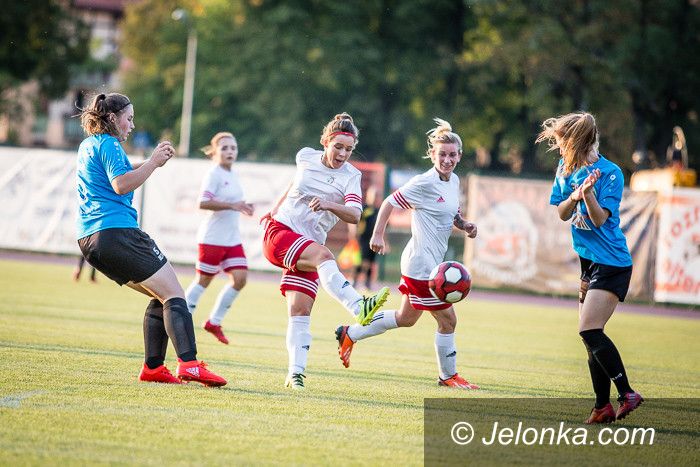Jelenia Góra: Dziewczyny rozbiły Świdnicę