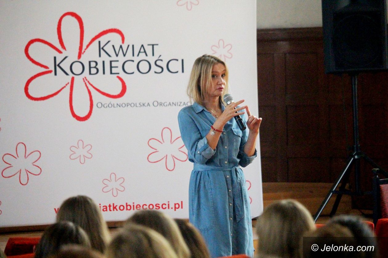 Jelenia Góra: Kwiat Kobiecości z młodzieżą