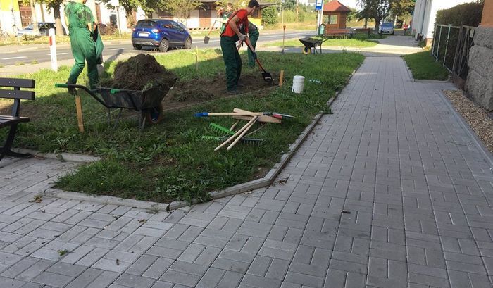 Mysłakowice: Porządki na skwerze w Mysłakowicach
