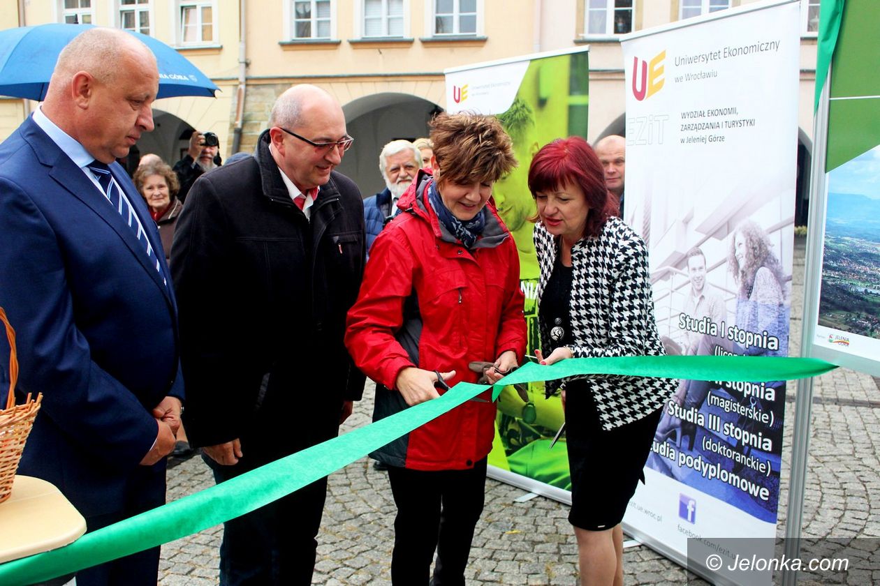 Jelenia Góra: Jubileusz uczelni rozpoczęty wystawą