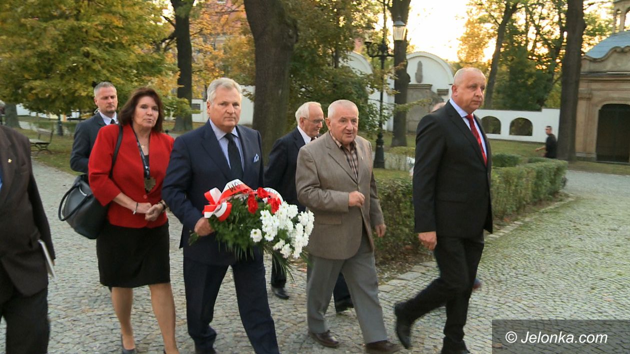 Jelenia Góra: Aleksander Kwaśniewski uczcił pamięć tragedii smoleńskiej