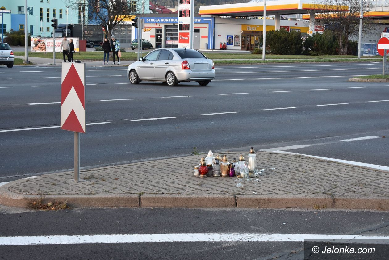 Jelenia Góra: Ludzie stawiają znicze, po tragedii wciąż są w szoku