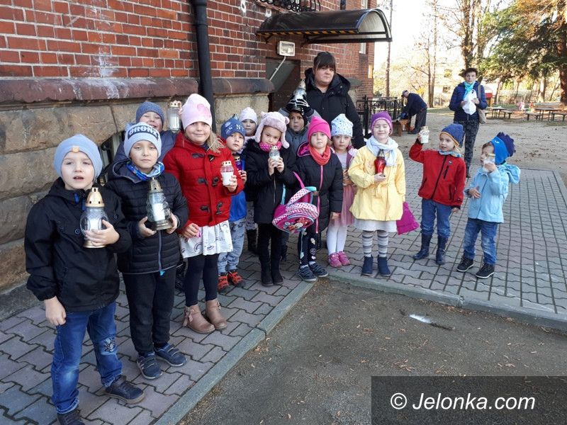 Jelenia Góra: Dzieci zapaliły znicze