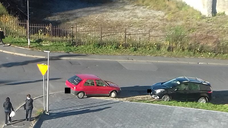 Jelenia Góra: Parkują na chodniku!