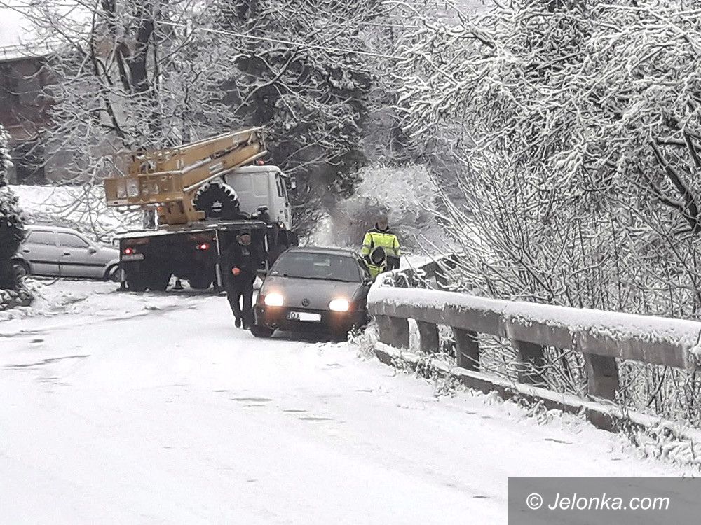Powiat: Śnieżny horror na drogach powiatu jeleniogórskiego