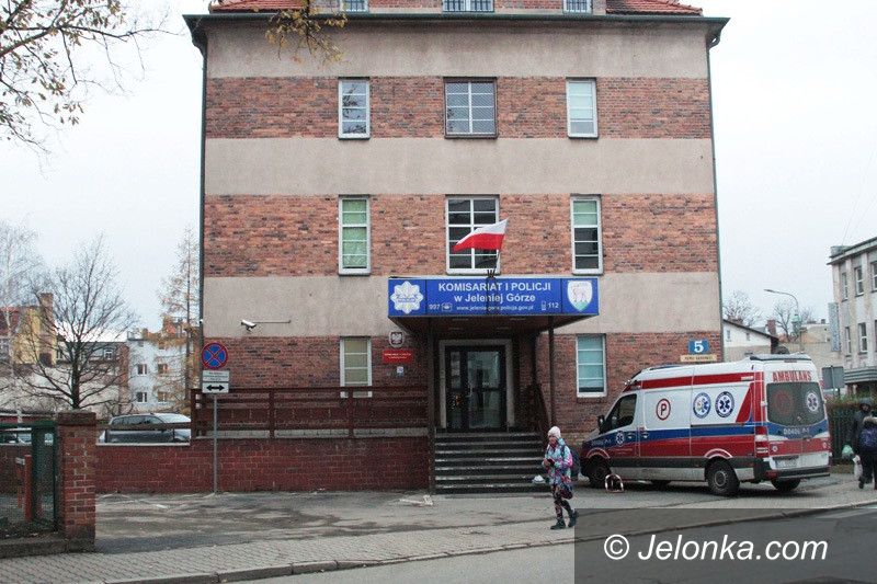 Jelenia Góra: Komisariat z barierami