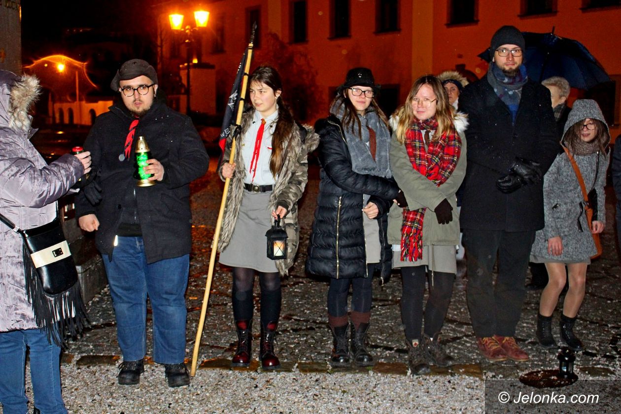 Jelenia Góra: Harcerze przekazali Betlejemskie Światełko