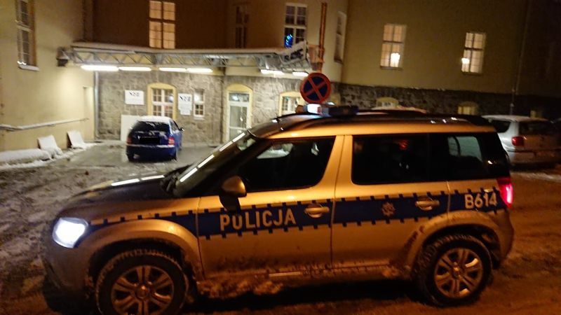 Powiat: Policjanci pomogli rodzącej kobiecie