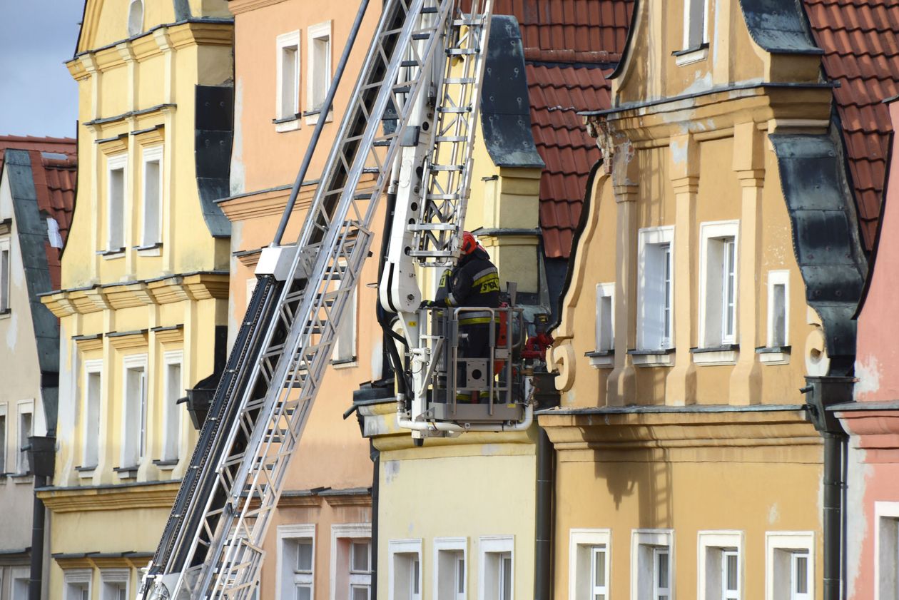 Jelenia Góra: Spadł fragment gzymsu – będzie przegląd elewacji