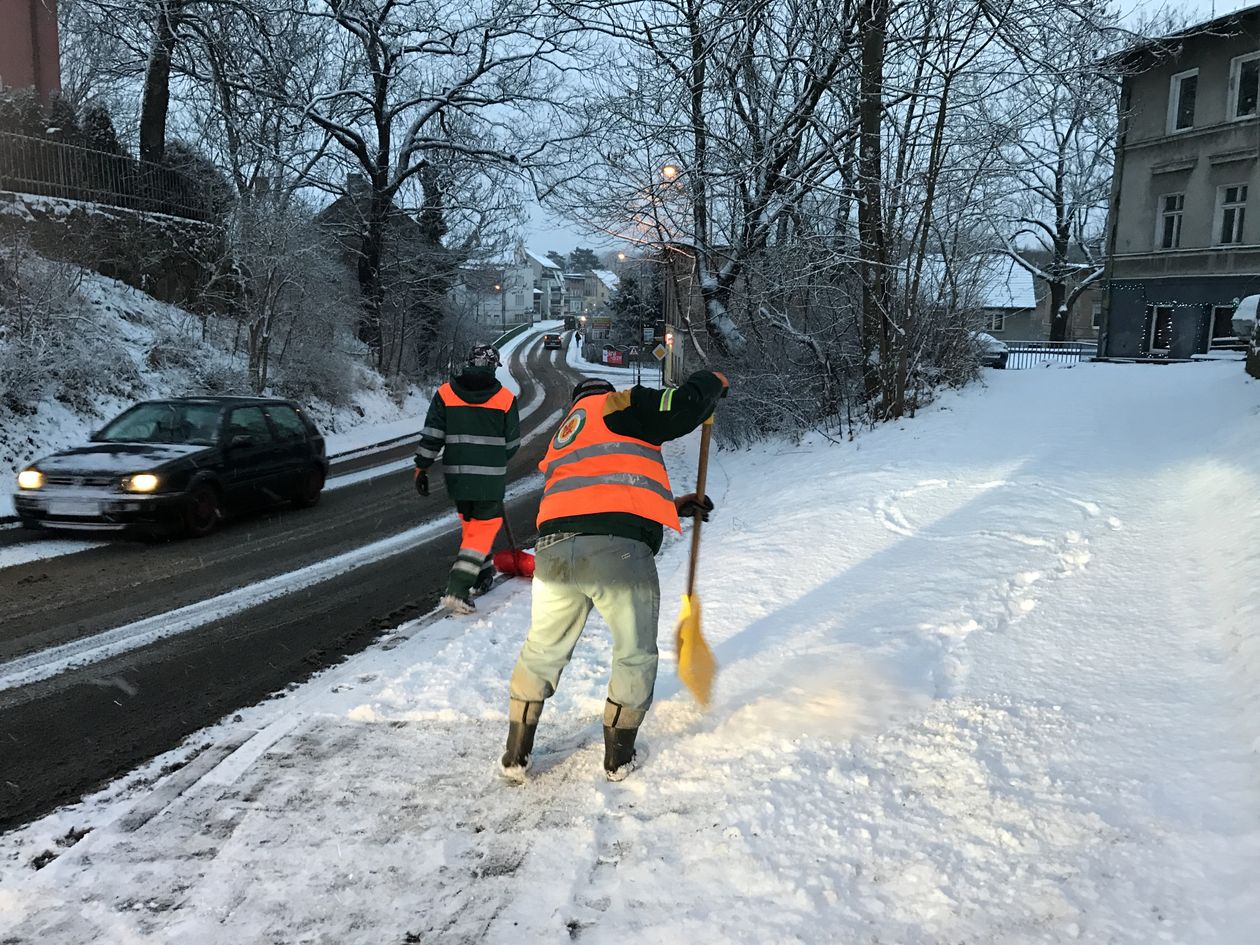 Jelenia Góra: Trwa odśnieżanie miasta
