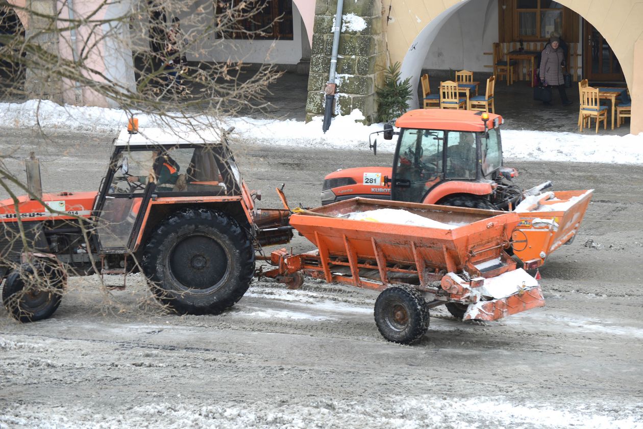 Jelenia Góra: Ciemna mączka dzisiaj na Placu Ratuszowym