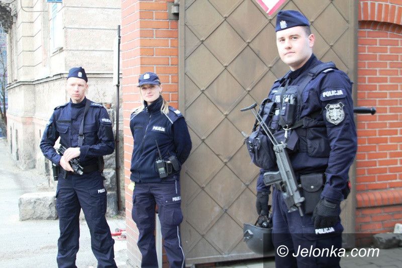 Jelenia Góra: Przy sądzie kolejna policyjna akcja