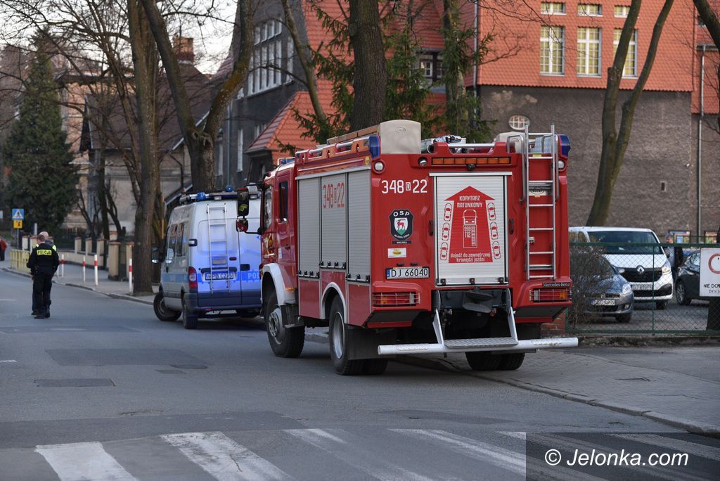 Jelenia Góra: Przynieśli pocisk pod komisariat policji