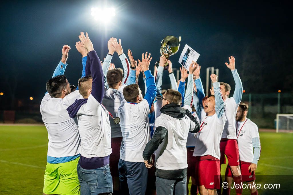 Jelenia Góra: Lotnik z pucharem OZPN... dla prezesa!