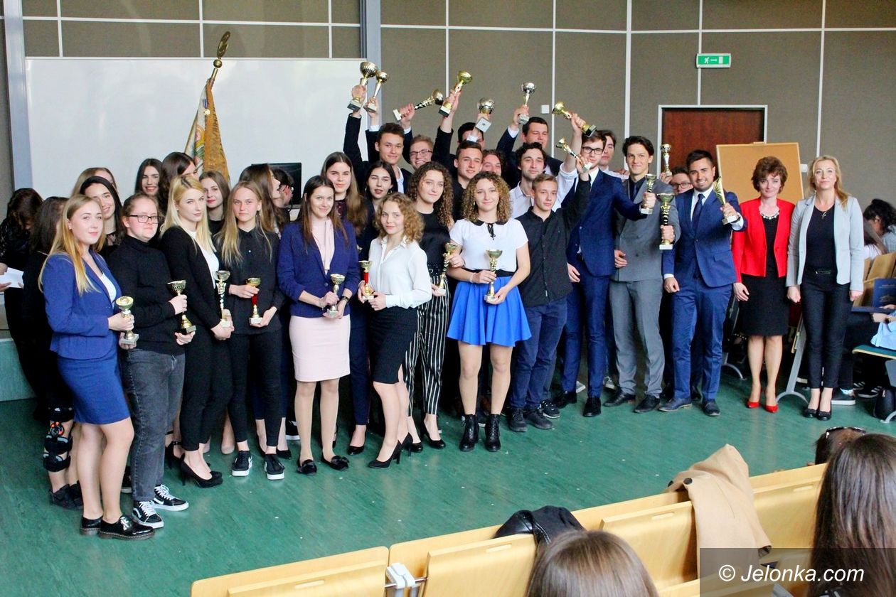 Jelenia Góra: Abiturienci ze świadectwami