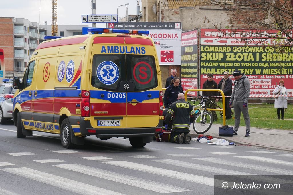 Jelenia Góra: Rowerzysta wpadł pod autobus MZK