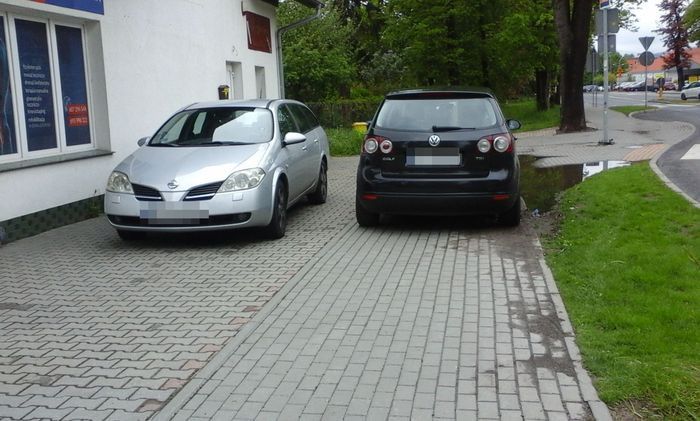 Jelenia Góra: Niszczą chodnik