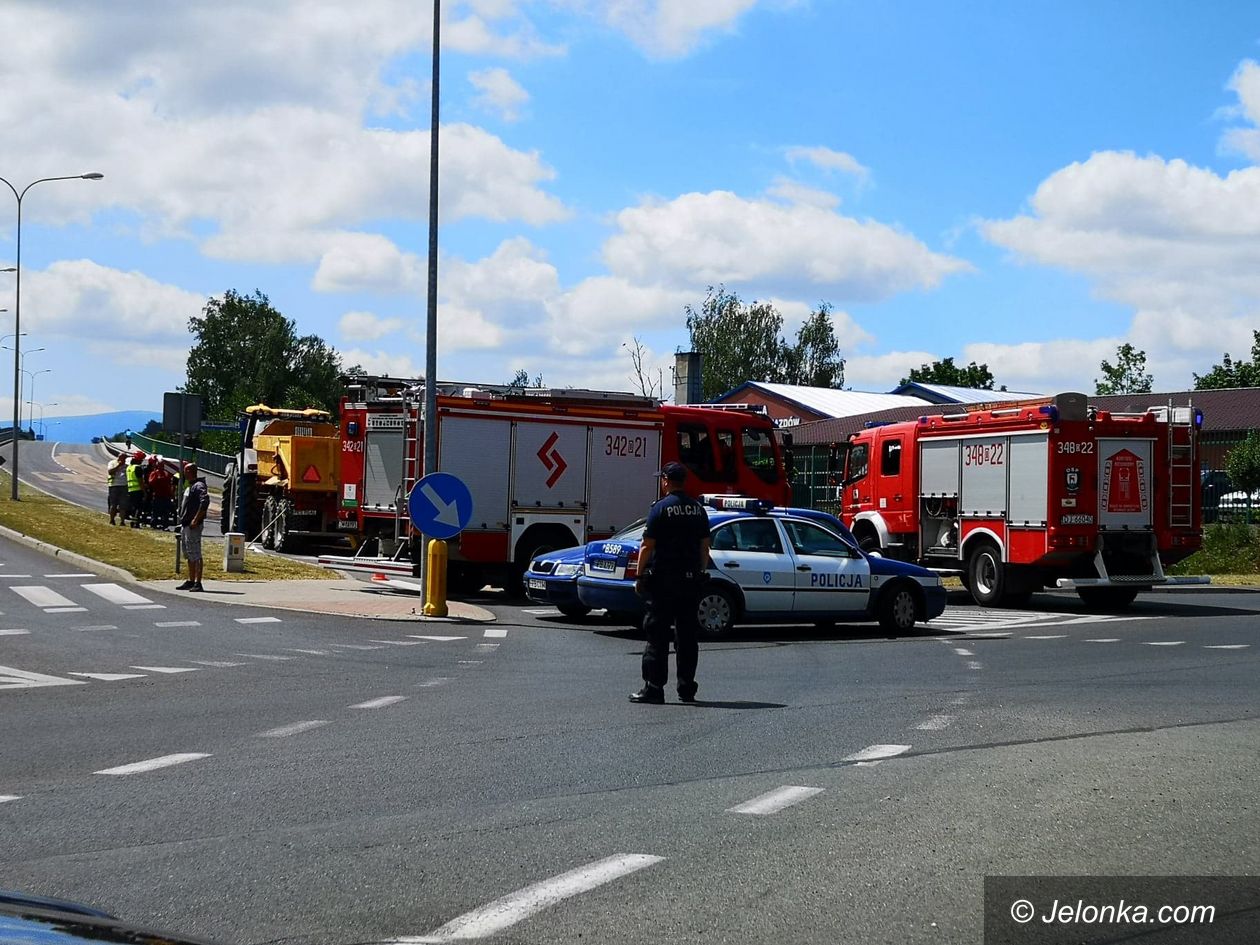 Jelenia Góra: Wyciek substancji ropopochodnej na Alei Solidarności