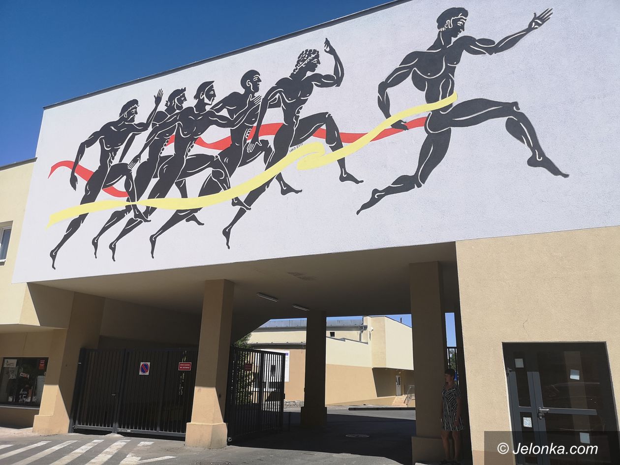 Jelenia Góra: Mural przed stadionem