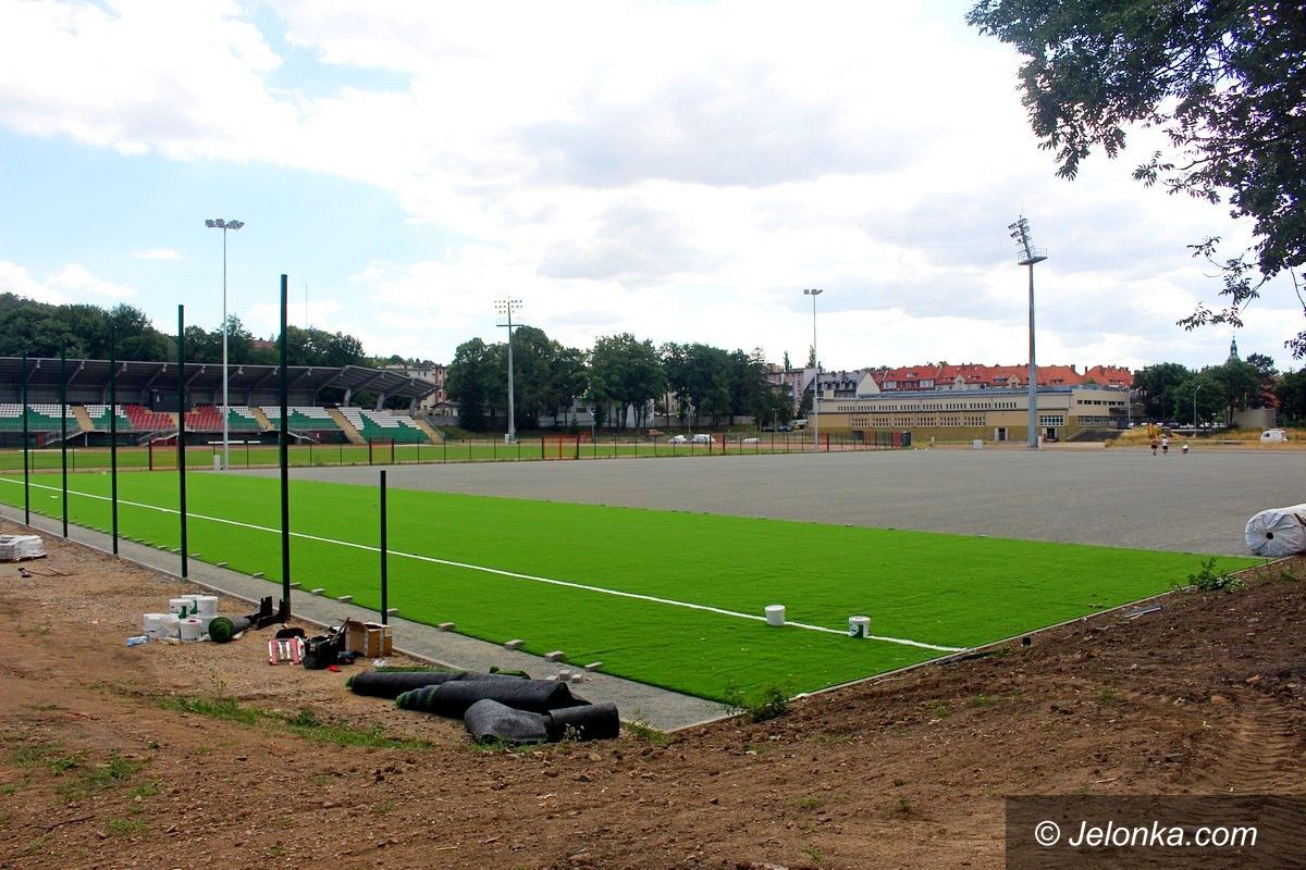 Jelenia Góra: Na boisku kładą już sztuczną murawę!