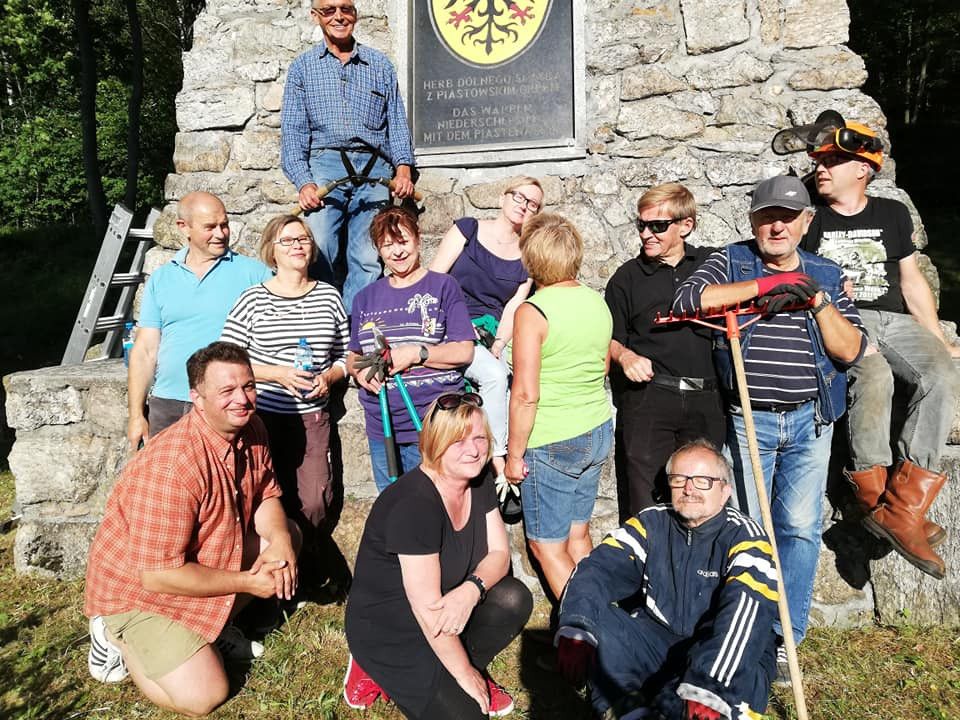 Kowary: Porządki przy pomniku