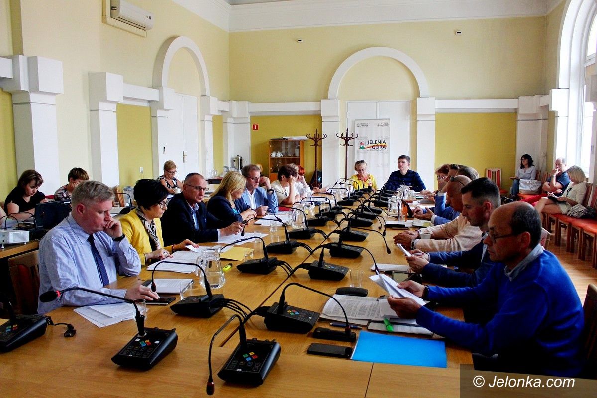 Jelenia Góra: Radni KO za podwyżkami