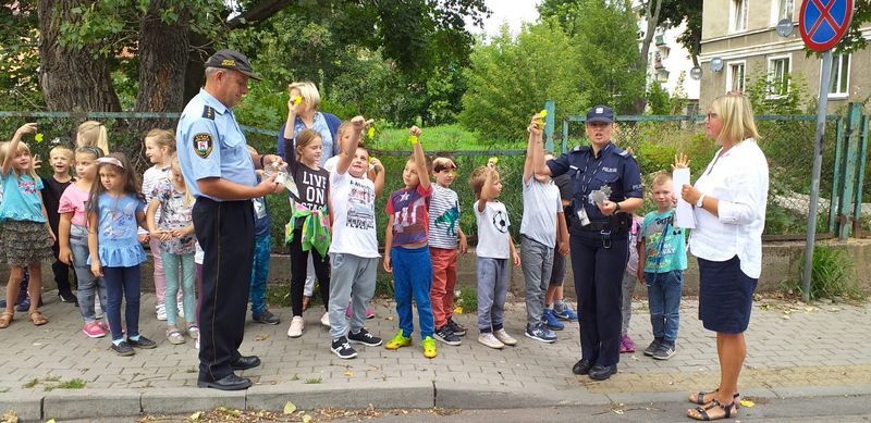 Jelenia Góra: Policjanci pod szkołami
