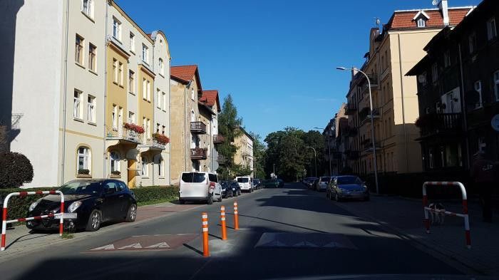 Jelenia Góra: Słupki na środku drogi