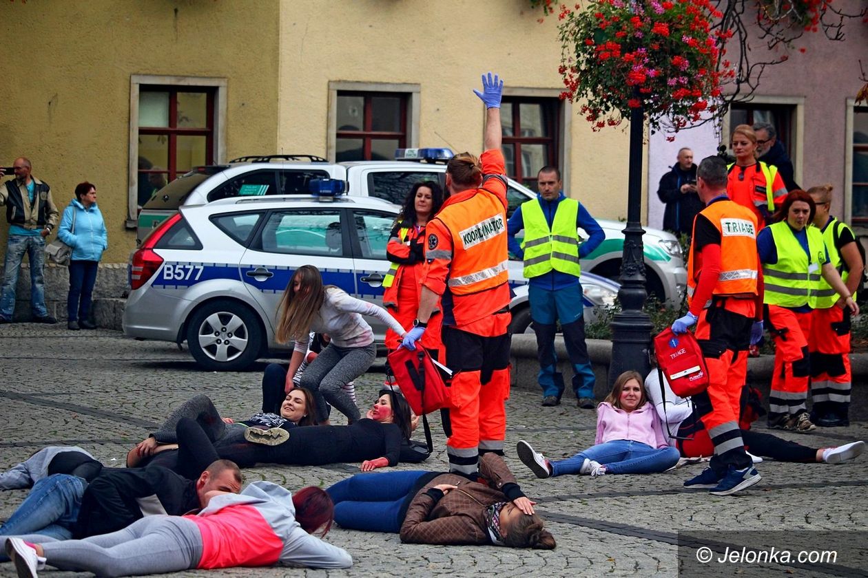 Jelenia Góra: Manewry: pościg, strzały, 30 rannych