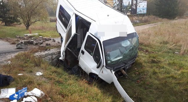 Radomierz: Uderzył citroenem w przepust