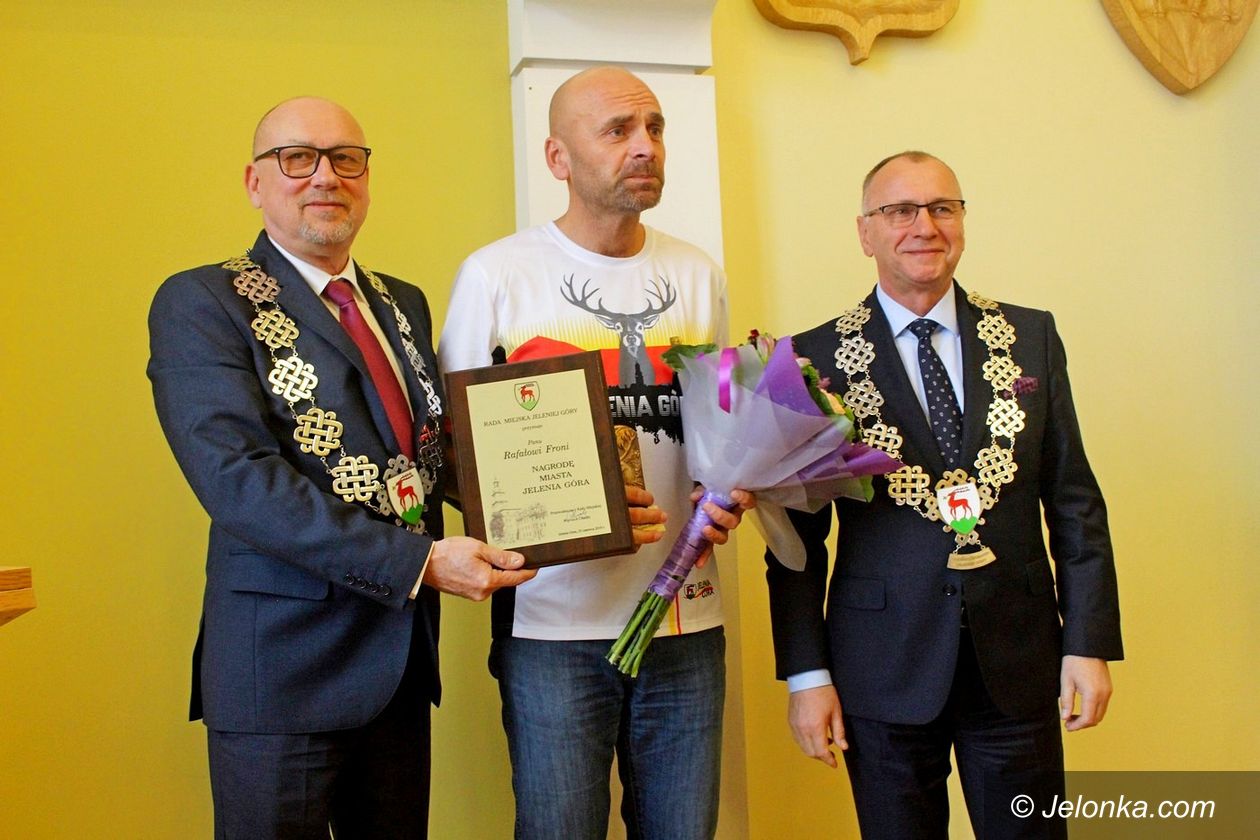 Jelenia Góra: Rafał Fronia odebrał nagrodę rajców