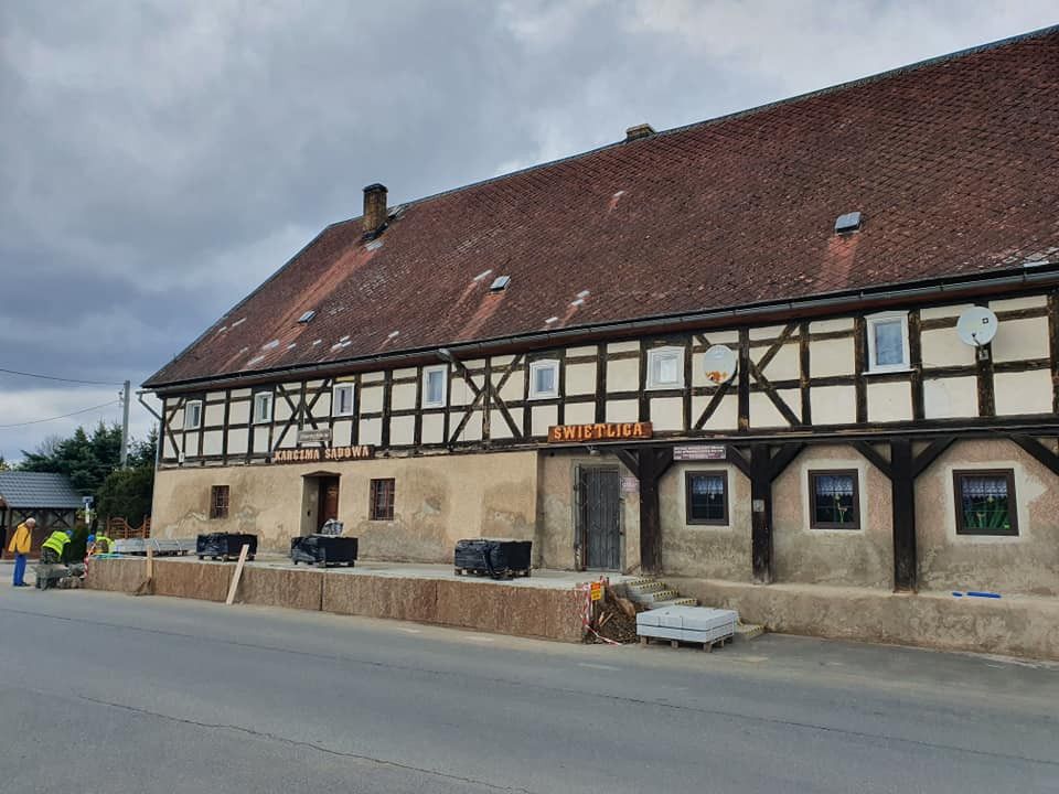 Wojanów: Remont tarasu Karczmy Sądowej