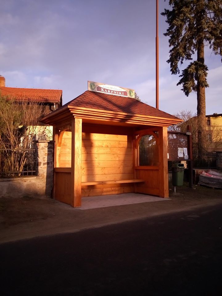 Karpniki: Wymiana wiat przystankowych