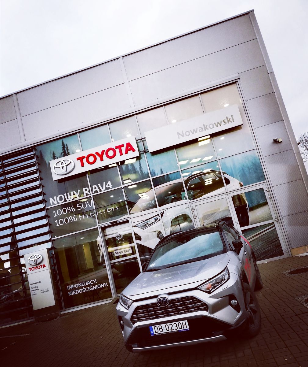 Jelenia Góra: Toyota Nowakowski przejmuje Grabarów – nowy salon już otwarty!