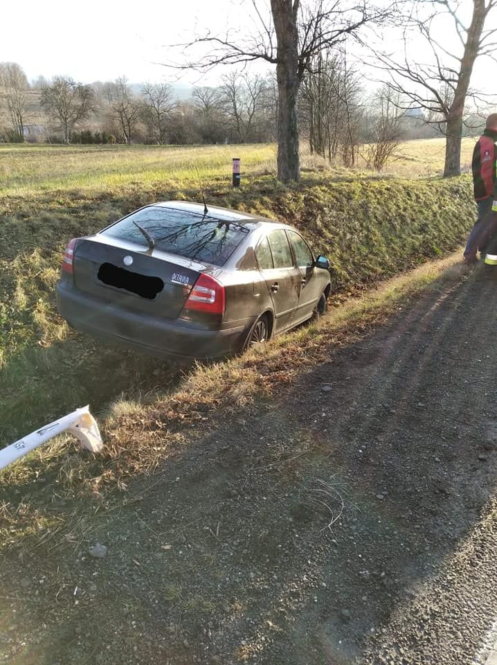 Radomierz: Skoda w rowie w Radomierzu